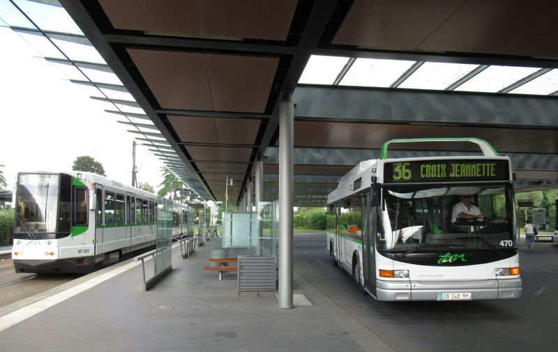 Dalším pøestupním terminálem mezi tramvajemi a autobusy je koneèná zastávka Neustrie na jihozápadním konci linky 3. Na støeše terminálu je velké záchytné parkovištì. Autobusy Heuliez jezdící na plyn mají vepøedu ochranné „kšilty“ kvùli nízkým podjezdùm.
