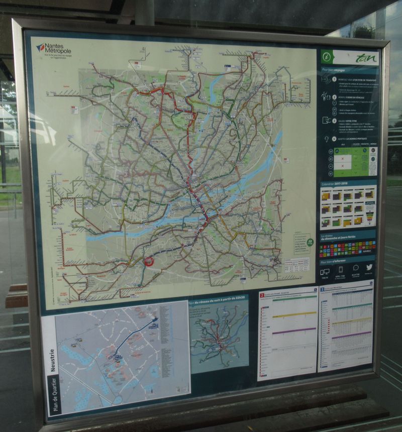Standardní informaèní vitrína na zastávce MHD s mapou mìsta i nejbližšího okolí, jízdními øády a dalšími potøebnými informacemi. Základem systému jsou tøi tramvajové a jedna metrobusová linka.