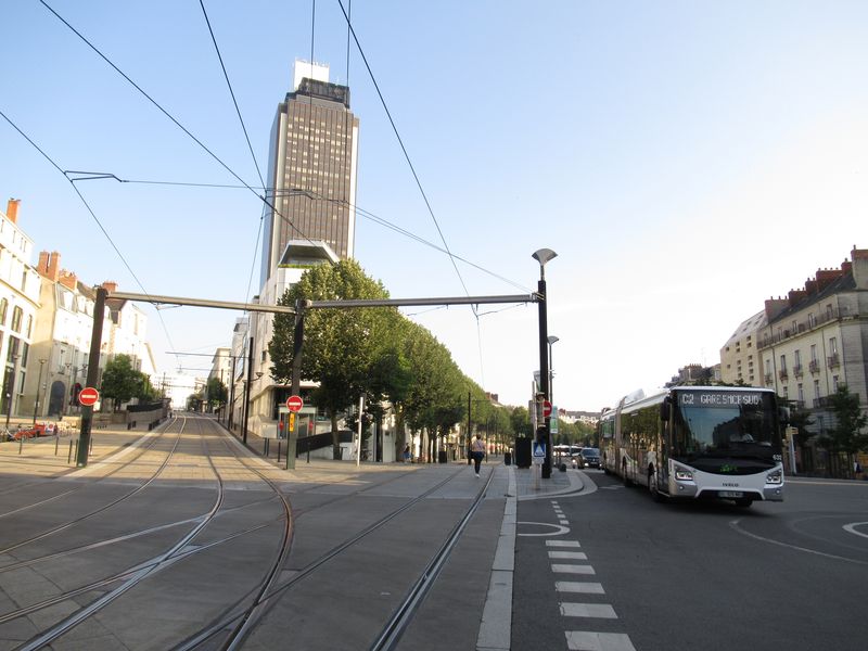 Severnì od centrální dopravní køižovatky na námìstí Commerce je další kolejové rozvìtvení pro linky 2 a 3 smìøující na kopcovitý sever mìsta. V centru Nantes je ale také silný autobusový provoz, hojnì zastoupeny jsou tu kloubové Urbanwaye.