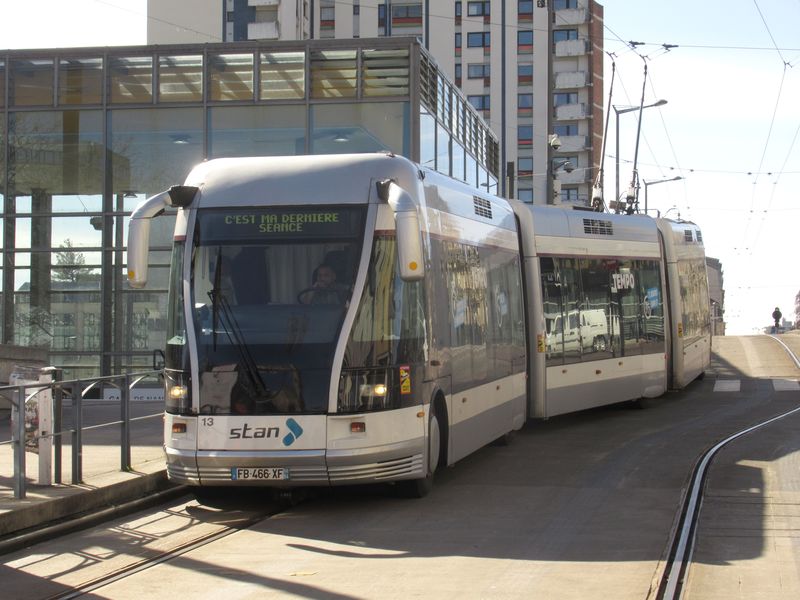 Prudkými protismìrnými oblouky pøijíždí trolejbus do zastávky u hlavního nádraží po pøekonání mostu pøes nádražní kolejištì.