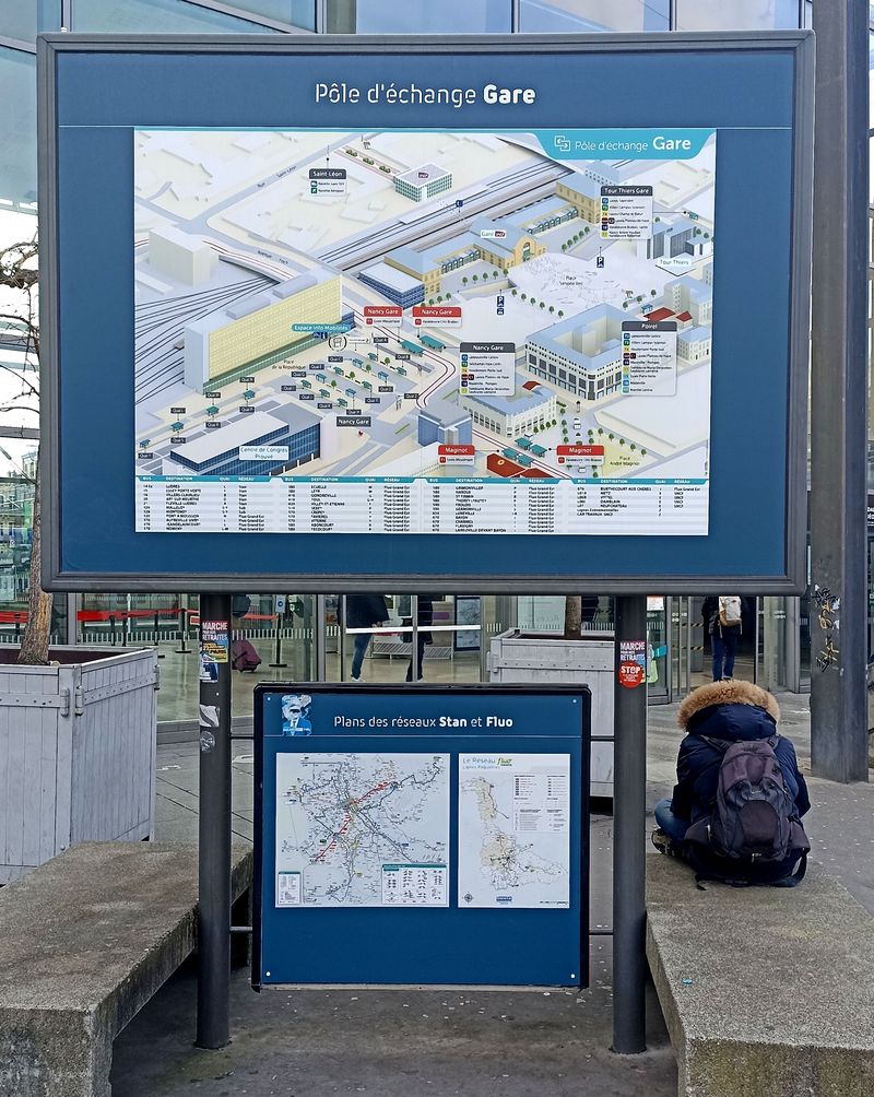 Velkoplošné schéma hlavního pøestupního uzlu MHD u hlavního nádraží, kde se potkává vìtšina místních autobusových linek i tramvajotrolejbusová linka T1.