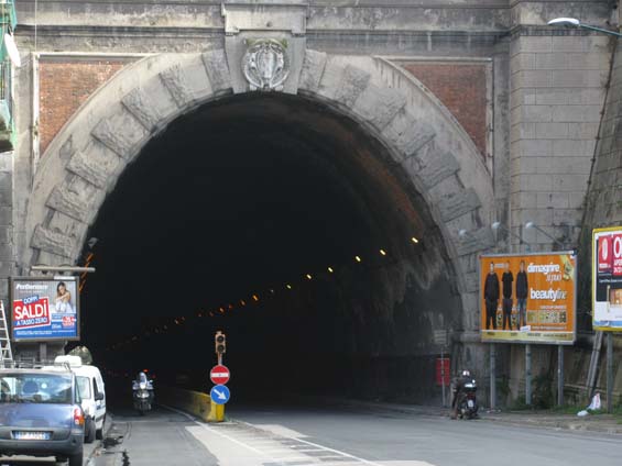 Tímto tunelem stoupala tramvaj z Mergelliny smìrem na západní okraj Neapole. Soubìžnì tudy pod zemí vede linka lehkého metra 6, v souèasné dobì uzavøená.