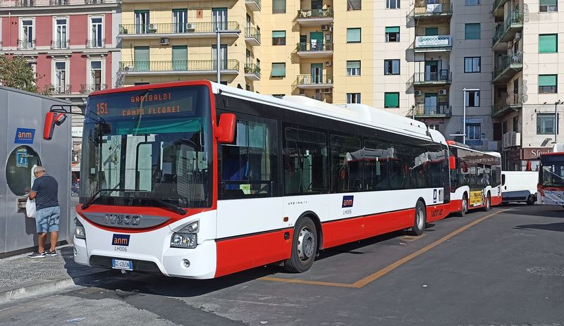 Jeden z 8 nejnovìjších hybridních Urbanwayù následovaný desetimetrovým Citarem od Mercedesu z 20kusové dodávky v roce 2021 na koneèné u hlavního nádraží na námìstí Garibaldi. Dopravce ANM koupil v roce 2021 také 13 Urbanwayù s plynovým pohonem.