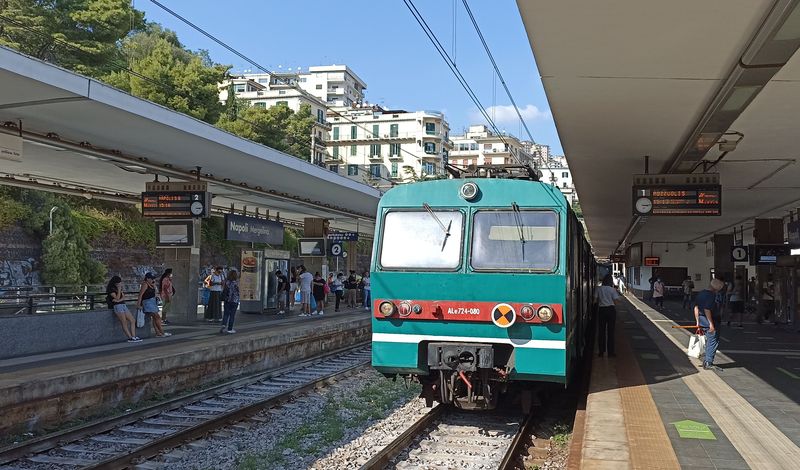 Mìstský železnièní tunel pod centrem Neapole sdružuje vlakové linky od západu na východ s pomìrnì krátkým intervalem – proto je tato linka oznaèovaná také jako metro è. 2. Zde ve stanici Mergellina západnì od centra se vlaky noøí na povrch, aby pokraèovaly dál na západ dalším krátkým tunelem. Na rozdíl od jiných vlakových linek platí na tomto spoleèném úseku bìžné jízdenky MHD.