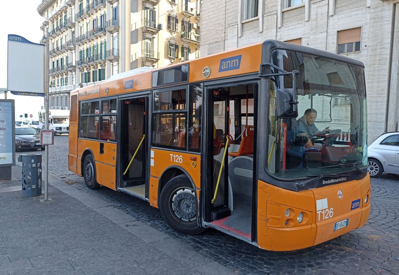 Doplòkové linky obsluhují také tyto midibusy Bredamenarinibus, kterých bylo v letech 2014 dodáno pøes 60 kusù. V této etapì byly mìstské vozy poøizovány v tradièním italském oranžovém nátìru.