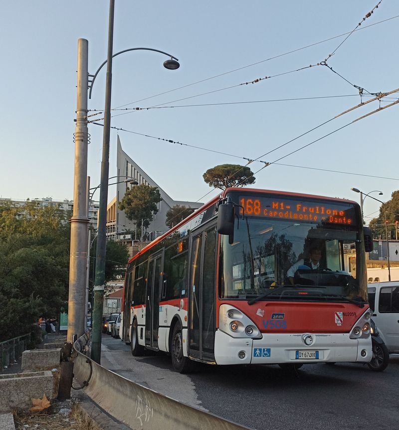 Iveco dodalo mìstskému dopravci ANM v roce 2010 celkem 50 desetimetrových autobusù Citelis. Zde v kolonì pøed semafory v serpentinách z centra na severní terasu, kudy jezdí také nová trolejbusová linka 204.
