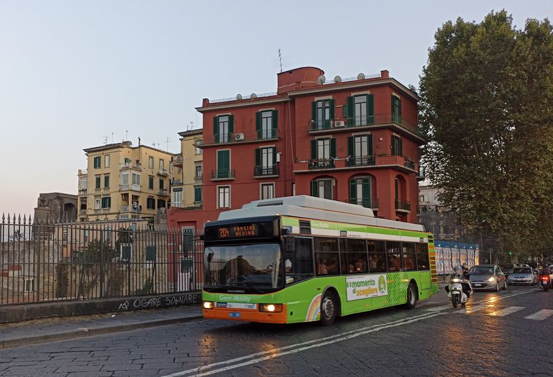 Nová trolejbusová linka 204 má všude troleje až na krátký úsek zde pøes most Maddalena Cerasuolo severnì od centra, kde trolejbusy využívají pomocný naftový pohon. Dvacetileté vozy pøi nastartování naftového agregátu produkují slušnou kouøovou clonu, která o to více kontrastuje s novými zelenými „eko“ polepy.