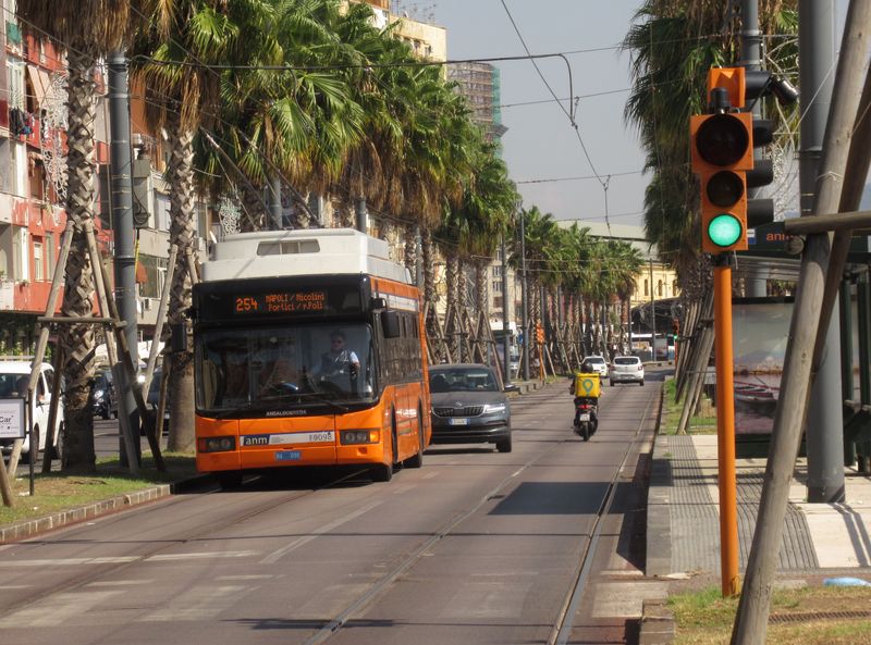 Pøímìstská trolejbusová linka 254 využívá zrekonstruovaný tramvajový pás na pobøežní promenádì pøi cestì z mìsteèka Portici jihovýchodnì od Neapole. Interval této linky je na webu dopravce udáván v rozmezí od 24 do 29 minut.