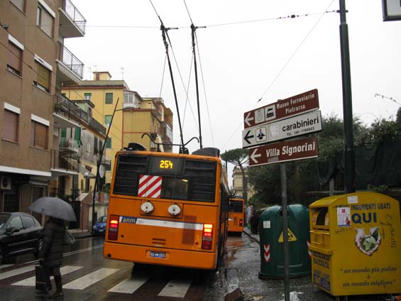 Pøímìstská koneèná linky 254 ve svazích mìsta Portici pod Vesuvem. Projet si tuto dlouhou linku trvá necelou hodinu. Jakžtakž krátký interval a nespolehlivé soubìžné tramvaje v Neapoli zpùsobují znaèné vytížení trolejbusù.