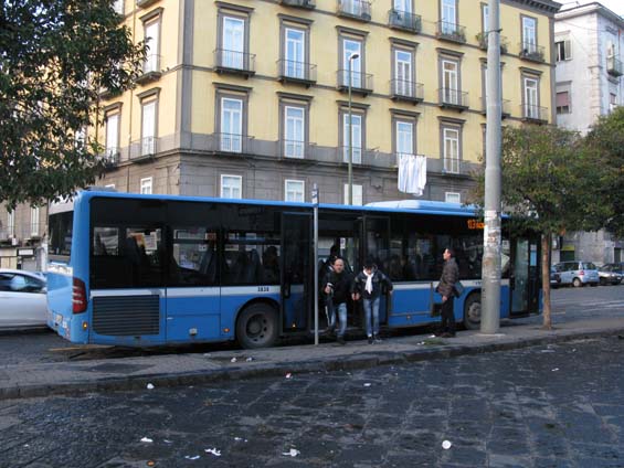 Neapolské trolejbusy mají jednu zvláštnost, provozují je dvì spoleènosti - mìstský dopravce ANM a pøímìstský dopravce CTP. Ten provozuje pøedlouhou linku M13 z mìsteèka Teverola až do centra Neapole poblíž námìstí Garibaldi. Na linku, která jezdí v intervalech 20 minut, jsou však vìtšinou nasazovány autobusy. Jeden z mála trolejbusù znaèky Solaris se bohužel nepodaøilo fotoaparátem zachytit.