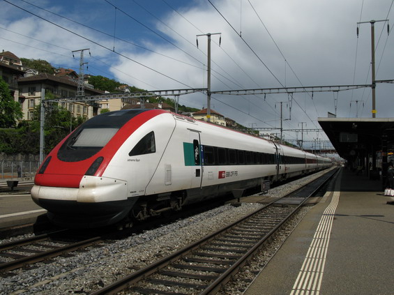 Švýcarské rychlovlaky jezdí pøes Neuchatel pomìrnì èasto - køíží se tu trasy z Basileje a Bernu do Ženevy a Lausanne.