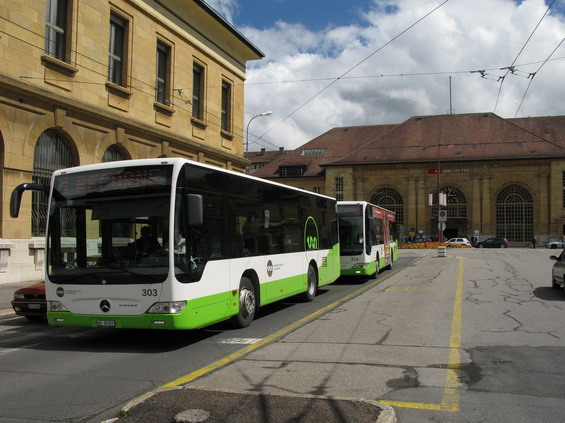 Z trolejbusového provozu pøi nedìlní návštìvì mìsta La Chaux de Fonds bylo možné spatøit pouze trolejové vedení - na všech tøech trolejbusových linkách byly provozovány autobusy.