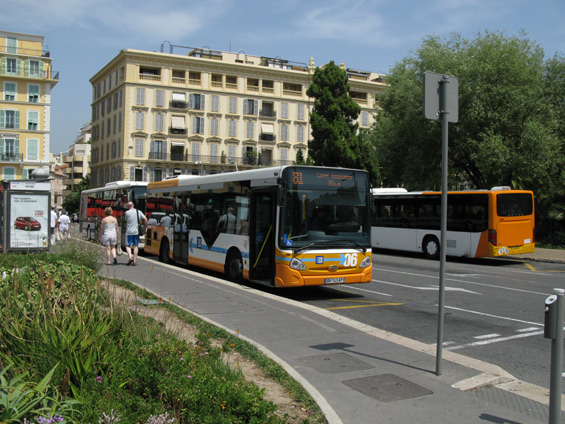 Linka 81 vozí davy lidí po turisticky exponované trase podél pobøeží do mìsta Port de St. Jean. Pomáhá jí také mezimìstská linka 100 do Monaka a Mentonu. Zrychlené spoje linky Nice - Monaco - Menton zajiš�ují nízkopodlažní Setry.