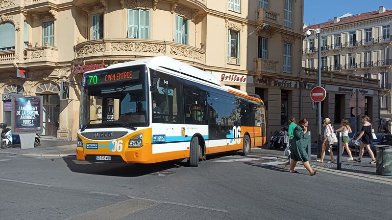Jedny z nejnovìjších autobusù jsou tyto Urbanwaye s rozšíøenou okenní plochou. Jinak jsou poøizovány také vozy tuzemského výrobce Heuliez. Celkovì byla ale autobusová flotila zredukována po významném rozšíøení tramvajové dopravy v roce 2019.