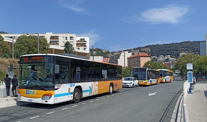 Pøímìstská Setra na koneèné linky 112 na autobusovém nádraží Vauban na východním okraji Nice. Také tato linka vede do Monaka, ale jinými ulicemi než páteøní stovka. Pøímìstské a regionální autobusy na sobì vozí novou znaèku místního integrovaného dopravního systému Zou!