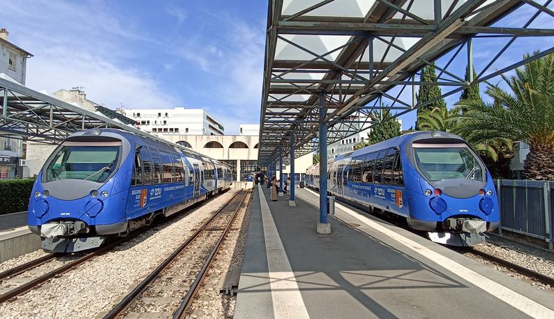 Nové motorové jednotky Provensálské železnice na jejím koncovém nádraží v centru Nice daleko hlavního vlakového nádraží. Celkem byly poøízeny 4 v roce 2010.