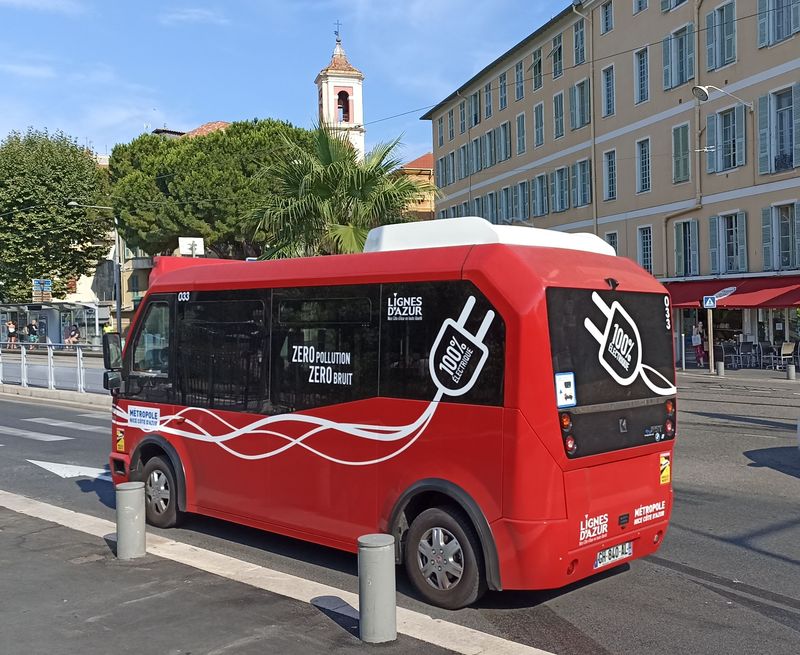 Minibusová linka proplétající se ulièkami centra Nice a vedená také po pobøežní promenádì je již rovnìž elektrifikovaná tìmito tureckými vozítky Karsan Jest.