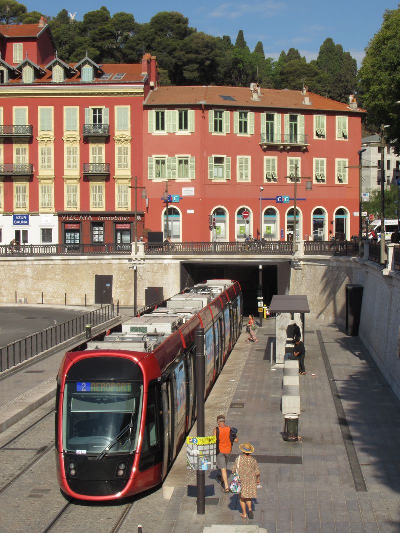 Z východní povrchové koneèné Port Lympia pokraèuje tramvajová linka 2 tunelem se 4 podzemními stanicemi pod historickým centrem a dále již na povrchu podél pobøeží k místnímu letišti. Nové tramvaje Alstom Citadis 405 se od tìch pùvodních liší designem i barvou.