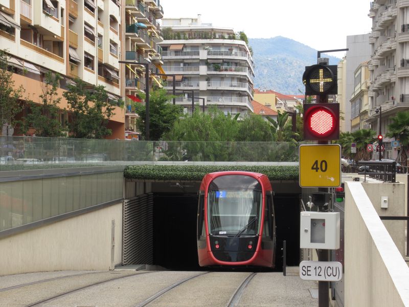 Západní vjezd do tramvajového tunelu pro linku 2 poblíž zastávky Centre Universitaire Méditerranéen. Díky východozápadní lince byly výraznì zredukovány zdejší autobusové linky.