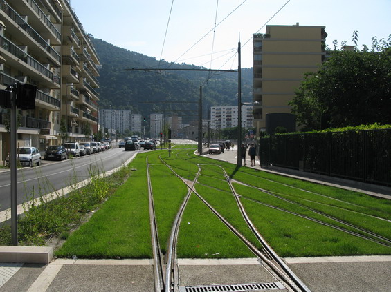 Nový úsek tramvajové trati k Pasteurovì nemocnici, který byl otevøen v èervnu 2013. Nechybí vzornì udržovaná zeleò.