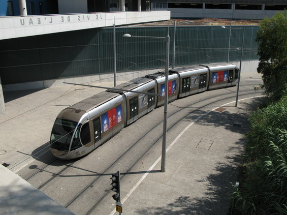 Vjezd na koneènou Henri Sappia i do netradièní podzemnì-nadzemní tramvajové vozovny, která zvenku vypadá spíš jako muzeum moderního umìní.