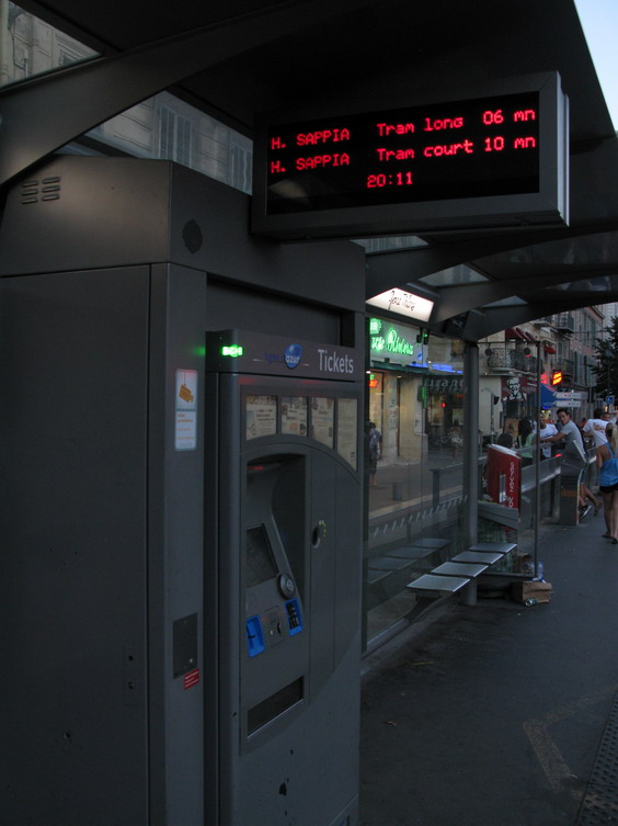 Informaèní panely na tramvajových zastávkách oznamují kromì èasu pøíjezdu nejbližších spojù také délku tramvaje. Nìkdy je lepší poèkat si na další spoj zajiš�ovaný delším vozidlem.