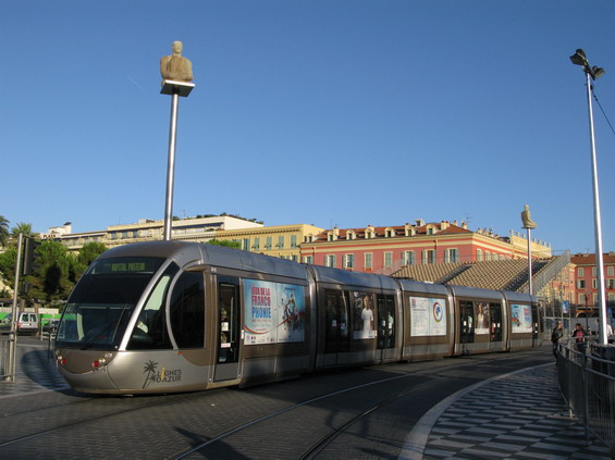 Kratší verze tramvaje na námìstí Masséna pøi východu slunce. Brzy ráno a pozdì veèer mají tramvaje interval 10-15 minut, pøes den 4-5.
