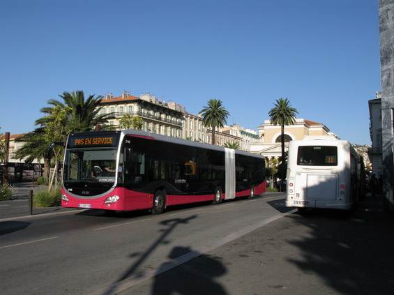 Èást spojù pøetížené mezimìstské autobusové linky 100 mezi Nice a Monakem je zajiš�ována kloubovými autobusy. Na zkoušku zde jezdí také nová generace Mercedesù Citaro. Vozy ve stejném nátìru jsou k vidìní také v Marseille.