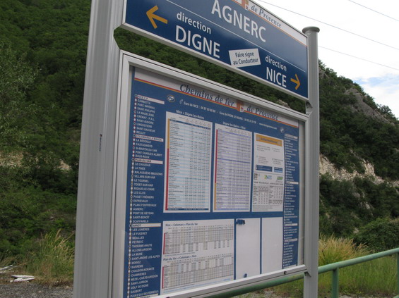 Na trati Nice - Digne jezdí dennì 5 párù vlakù. V létì také parní vlak mezi Annotem a stanicí Puget-Théniers.