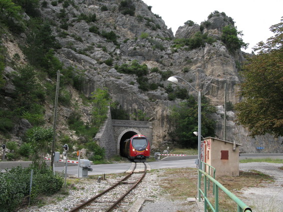Výjezd vlaku z tunelu poblíž zastávky Agnerc.