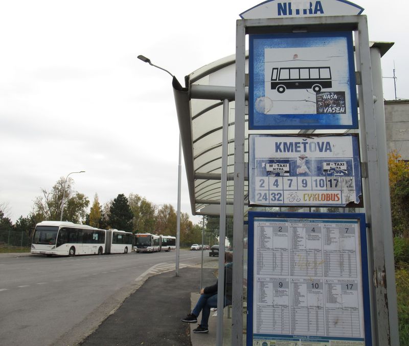 Zastávka Kme�ova na sídlišti Klokoèina na jihu Nitry je jedním z hlavním autobusových obratiš�. Kromì bìžných linek tu jezdí také dvì páteøní linky – 24 s intervalem 10 minut ve špièce a 32 s celotýdenním intervalem 20 minut, spojující pøes centrum dvì nejvìtší nitranská sídlištì – Klokoèinu a Chrenovou.