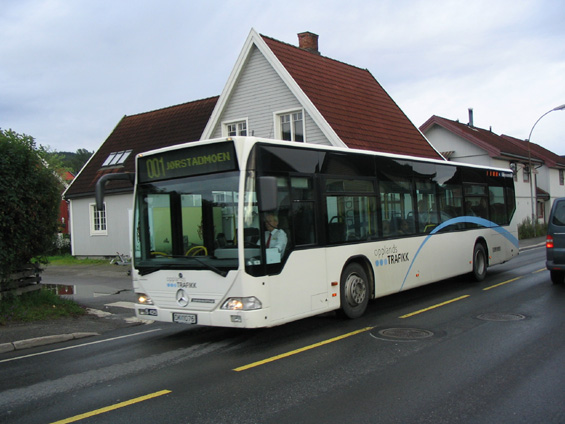 Olympijské mìsteèko Lillehammer leží nedaleko na sever od Osla, na bøehu stejnojmenného Lillehammerského jezera. Funguje zde mìstská doprava, zabezpeèovaná standardními autobusy Mercedes-Benz Citaro.