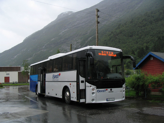 Nový autobus Scania na dálkové lince zastavuje v mìsteèku Hellesylt. Autobusy Scania jsou v Norsku velmi oblíbené. V Norsku je možná i díky málo rozvinuté železnici pomìrnì hustá sí� dálkových autobusových linek, které pøekonávají znaèné vzdálenosti, èasto i pøes noc.