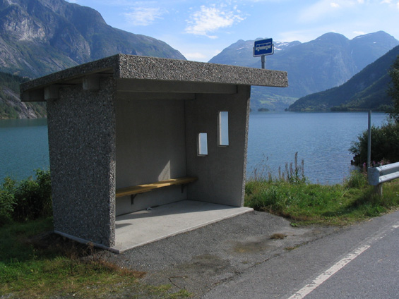 Typický prefabrikovaný betonový zastávkový pøístøešek s typickým norským znakem zastávky. Zde u jezera Strynsvatnet.