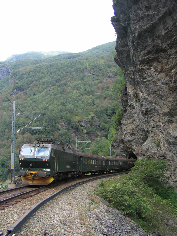 Železnice Flam - Myrdal je zasazená do nádherné i drsné norské pøírody s mnoha vodopády, strmými skalami a úzkými soutìskami. Pøímoøské klima se tu velmi rychle mìní v nehostinné severské podnebí.