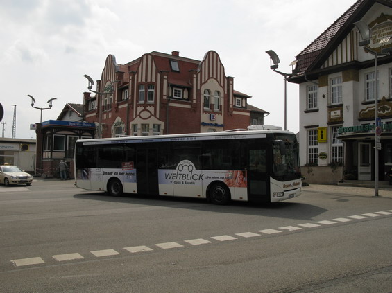 Kromì nìmeckých Mercedesù a MANù se mùžete v okolí Nordhausenu svézt i nízkopodlažními Corsswayi od Iveca. Budova vpravo je koncové nádraží úzkokolejky z pohoøí Harz, po jejíž èásti vede také tramvajová linka 10.