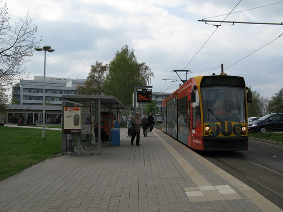 Koneèná zastávka linek 1 a 10 na nejvýše položeném místì u nordhausenské nemocnice. Tramvaje sem v jezdí v souhrnném intervalu 10 minut.