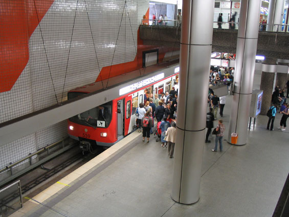 Stanice metra Hlavní nádraží s prostorným nástupištìm a se soupravou druhé generace (typ DT2).