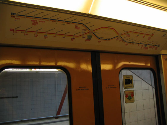 Nad každými dveømi je samozøejmostí plánek sítì metra i s návaznými linkami povrchové dopravy.