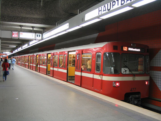 Pùvodní vozy metra typu DT1 zahajovaly provoz v roce 1972. Stejné vozy jezdí i v Mnichovì.