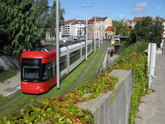 Variotram od Stadleru je nejnovìjším pøírùstkem ve vozovém parku tramvají. Díky novým dodávkám zde již nepotkáte starší vozidla Düwag. Linka 8 míøí od stanice metra Frankenstrasse po jedné z nejnovìjších tratí na jih.