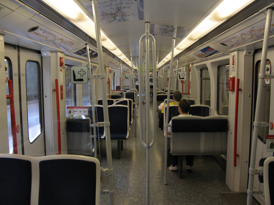Interiér nových souprav automatického metra, které postupnì nahradily klasické soupravy na linkách U2 a U3.