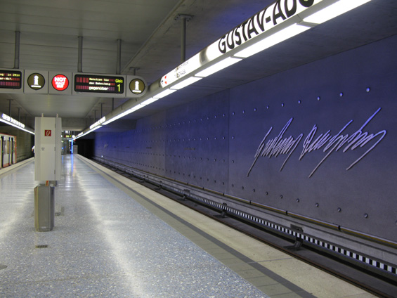 Namodralý interiér koneèné stanice linky U3 Gustav-Adolf-Strasse. Automatická linka U3 se bude prodlužovat na obou koncích. Linka U3 má v centru spoleèný úsek s linkou U2, èítající 6 stanic.