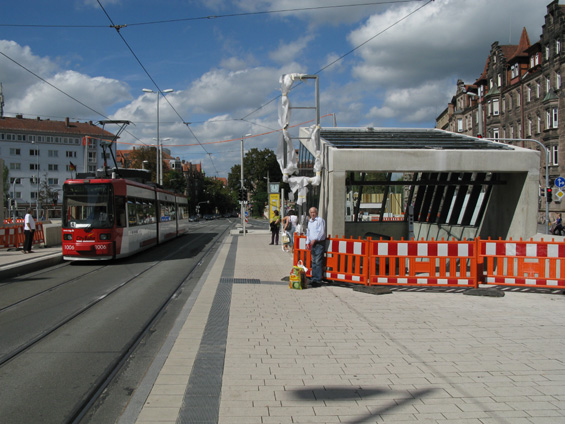 Budoucí výstup z nové koneèné stanice metra U3 Friedrich-Ebert-Platz. Pùvodní obavy z rušení tramvají v této oblasti kvùli metru se snad nakonec nepotvrdily - v plánu bylo zkrácení linky 9 o úsek Hlavní nádraží - Thon.