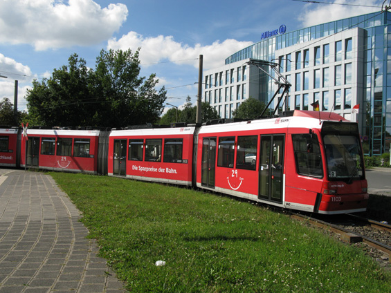 Že by DB provozovaly i tramvajovou dopravu? Kdepak, to je jen tramvaj Citybahn z druhé poloviny devadesátých let na koneèné linek 4 a 9 Thon obleèená v reklamním nátìru. Odtud by mìla být tramvajová tra� prodloužena v následujících letech severním smìrem do ètvrti Buch Süd.