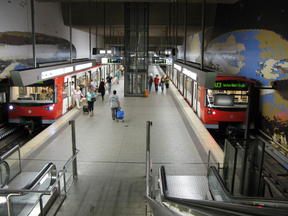 Stanice Rathenauplatz, kde se rozdìlují linky U2 a U3 severním smìrem. V Norimberku se ukazuje, že automatické metro nepotøebuje ani fyzické zábrany mezi nástupištìm a kolejištìm.