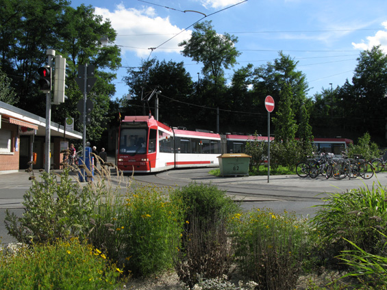 Ètyøèlánková tramvaj linky 5 na koneèné Erlenstegen na východì mìsta. Díky zastávkám na znamení je jízda zejména v okrajových èástech mìsta velmi svižná.