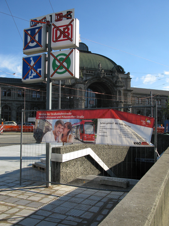 Rekonstrukce tramvajových kolejí pøed Hlavním nádražím paralyzovala na celé léto život v tomto pøestupním uzlu. Po jejím dokonèení to bude opìt nejvýznamnìjší dopravní bod v Norimberku navíc obohacený o novou tramvajovou tra� západnì od nádraží, kterou by mìla využívat prodloužená linka 5.