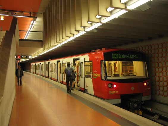 Sí� norimberského metra se v prosinci 2011 rozrostla o další dvì stanice na nejmladší lince M3. Automatické vlaky na severním konci této linky novì konèí ve stanici Friedrich Ebert Platz, kde lze pøestoupit na tramvajovou linku 4.