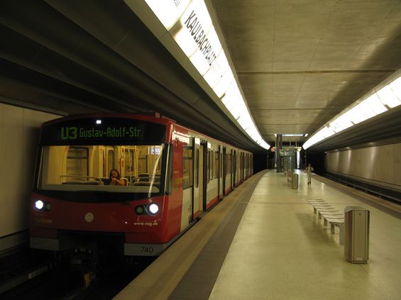 Druhá z nových stanic metra U3 - Kaulbach Platz. Nyní se pracuje na prodloužení linky U3 na obou jejích koncích. Hotovo by mìlo být do roku 2019.